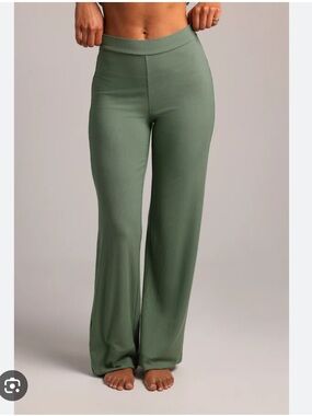 GAUI Lite Ribbed Slip On Straight Leg
Garden Green Large Long NWT Wide Lounge